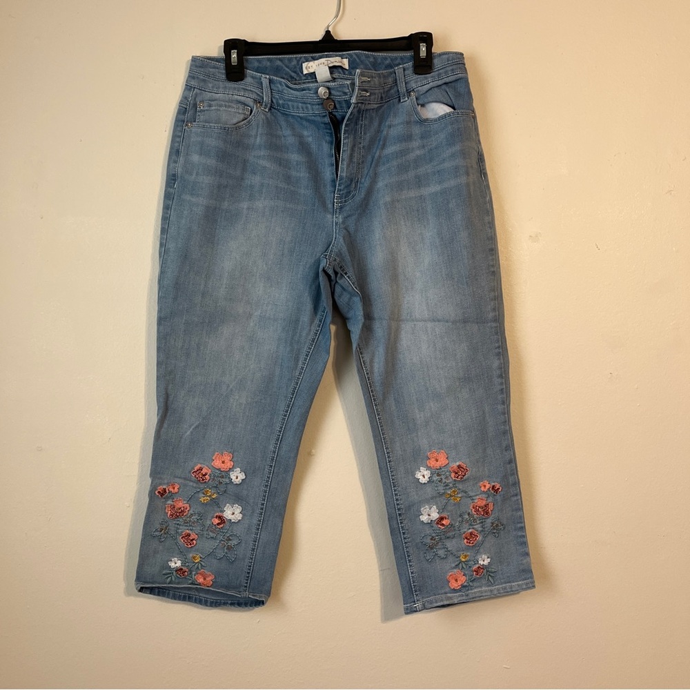 Women’s size 14 flower embroidered capris pants